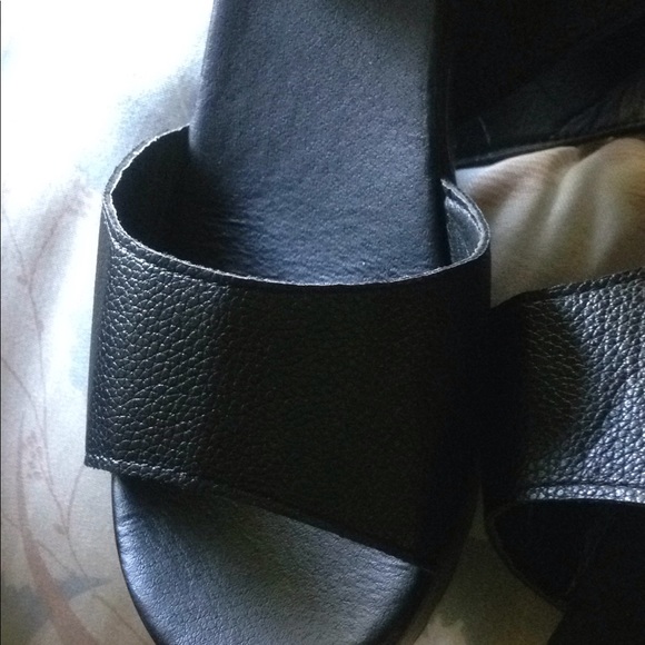 NWOT Black thick soled summer sandals. Adjustable. Light weight. Lug sole. - Picture 4 of 5